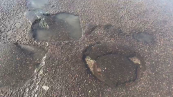 Aguas negras brotan en avenida Gabriel Leyva