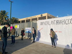Animalistas bloquean  entrada al Congreso del Estado