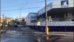 Fuga de agua frente a taller de JUMAPAM