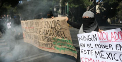 Feministas protestan frente a sede nacional de Morena por aspirante a gobernador acusado de dos violaciones