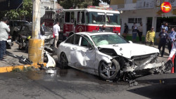 Se pasa un alto y provoca carambola en la Juárez