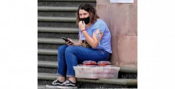 Anna vende gomitas para poder pagar su viaje a EE.UU. y estudiar en la NASA