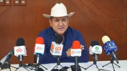 Regresa Faustino Hernández al Congreso después de registrarse como candidato a una diputación federal
