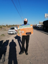 Era gerente y ahora vende tortas en la Carretera