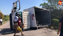 Vuelca camión cargado de cerveza en Rosario, la rapiña no se hizo esperar