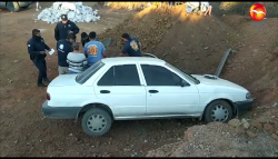 Conductora se queda sin frenos y se impacta contra muro de tierra en Mazatlán
