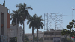 Siguen retirando espectaculares por la Obregón