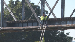 Pintan el puente negro..