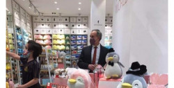 Se vuelve viral una imagen de López-Gatell comprando sus regalos de San Valentín