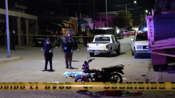 Atropella a motociclista y huye del lugar