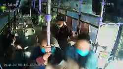 Difunden video de mujer apuñalada en transporte público
