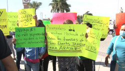 Una Guerra de porras en la entrada a palacio municipal