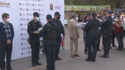 Entregan  uniformes y patrullas a policías...pero está el riesgo Covid