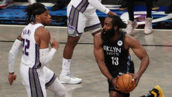 James Harden se despacha con 29 puntos