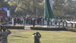 Ondea la Bandera en su día