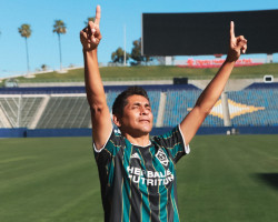 Jorge Campos 'presenta' nuevo jersey del LA Galaxy