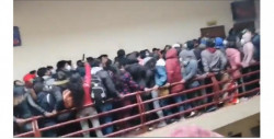 Tres muertos y cinco heridos por barandal que se rompe en un cuarto piso de universidad (video)