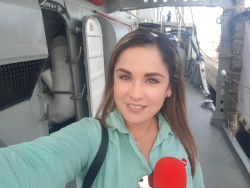 La periodista y conductora de "Las Noticias TVP"  Nallely Araujo es galardonada con la medalla "Lore de la Vega"
