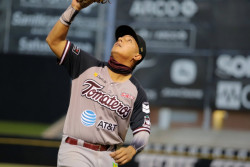 Efren Navarro guante de oro como primera base de la temporada 2020-2021 de la LMP