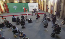 Supuesto reportero se arrodilla para ser escuchado por AMLO en la mañanera