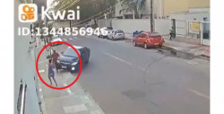 Ciclista le roba su celular a una mujer, pero llega el novio y lo atropella para darle una golpiza (video)