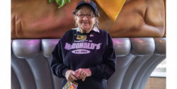 Ruth cumplió 100 años de vida: trabaja desde 1997 en este McDonald's y no piensa en retirarse