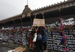 Las vallas son para proteger y evitar violencia AMLO