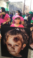 En sororidad, marchan mujeres por la paz en su día