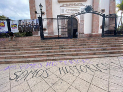 Luego de manifestarse plasman en escalinatas de catedral  "no somos histéricas, somos históricas"