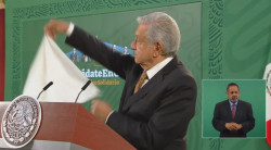 “Arriba ya no hay corrupción” asegura AMLO y saca pañuelo blanco
