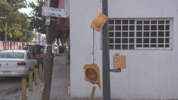 "Arrancan" semáforo y lo dejan colgando