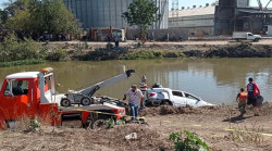 Buscan a joven en aguas del canal recursos