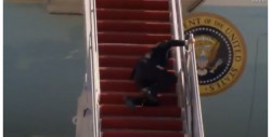 Joe Biden se cae subiendo las escaleras del avión presidencial (video)