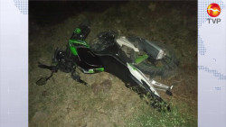 Derrapa joven en moto y queda inconsciente