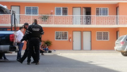 Asesinan a mujer y lesionan a hombre dentro de hotel