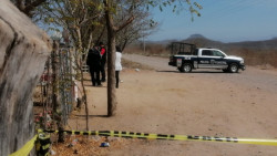 Abandonan cuerpo en entrada de panteón de la Pitayita
