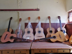 Inauguran taller de guitarra donde antes fue una cantina