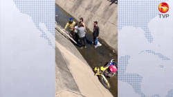 Caen motociclistas en canal, luego de ser embestidos por auto