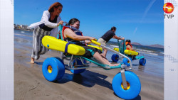 Personas con discapacidad disfrutan del mar en Mazatlán