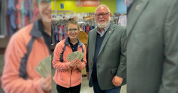 Andrea se encontró 42 mil dólares en un suéter donado y los regresó a su dueño