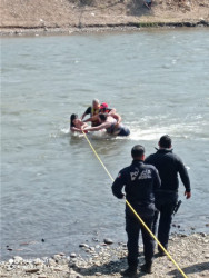 Rescatan a dos personas de la aguas del Río en Ayuné