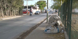 "abandonan" bultos fuera de unidad deportiva