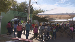 Felices adultos mayores de recibir la vacuna contra el covid-19