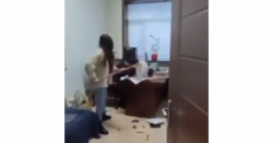 Mujer china se cansa de los acosos de su jefe y lo golpea con el trapeador (video viral)