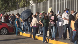 Se "cuelan" para vacunarse y causan molestia e indignación..