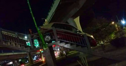 Taxi del Edomex queda atrapado al tratar de cruzar por puente peatonal: el conductor iba borracho