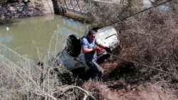 Carro robado fue encontrado en un canal de Costa Rica