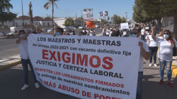 Se manifiestan profesores y exigen respeto a sus derechos