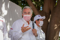Llama Rubén Rocha Moya a los “plebes” de más de 60 años a vacunarse