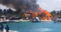 Fuerte incendio en Isla Mujeres arrasa con varios restaurantes y locales (video)